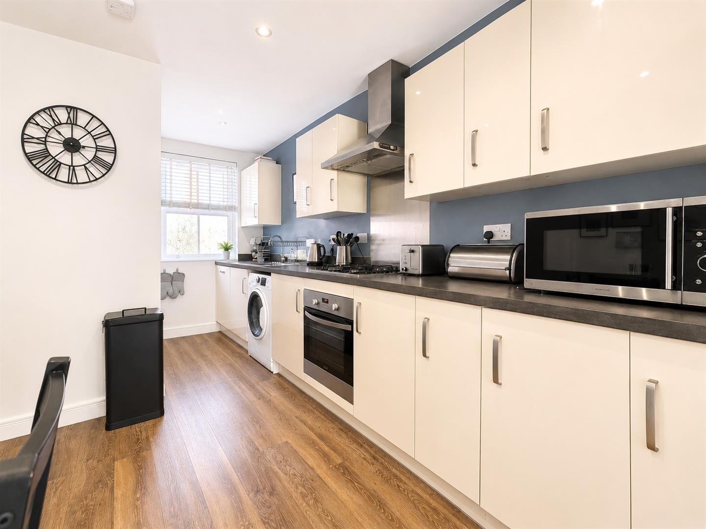 4 bed property in Hazelwick Drive, Bedford